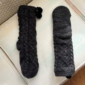 UGG women’s Pom Pom socks. In very good condition. Wore only once.